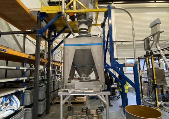 Station de transfert pneumatique avec trémie