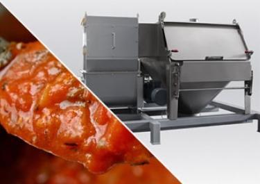 esvaziamento-de-sacos-e-retirada-de-grumos-para-a-producao-de-molhos.jpg Esvaziamento de sacos e retirada de grumos para a produção de molhos