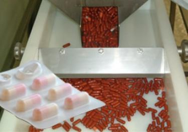 Transferência mecânica de cápsulas farmacêuticas