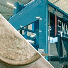 otimizacao-transporte-descompactacao-de-grandes-sacos-de-alimentos-pt-br Máquina SmashR para descompactação de sacos grandes na indústria alimentícia. À esquerda, farinha em uma tigela; à direita, uma vista da máquina com a inscrição “SMASHR”.