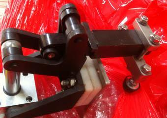 vidange-conteneur-acier-melangeur-industriel-alimentaire-sauterelle-bridage.png Sauterelle de bridage