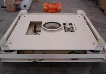 vidange-conteneur-acier-melangeur-industriel-alimentaire-table-vibrante.png Table vibrante