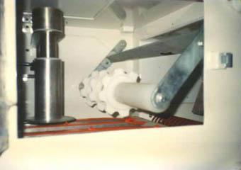 vidange-sacs-automatique-manipulateur-sacs-rouleau-maintien.png Vide sacs automatique avec rouleau de maintien